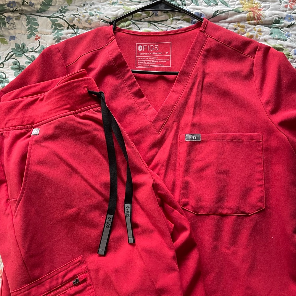 Figs Bright Red Reflective String Scrub Set